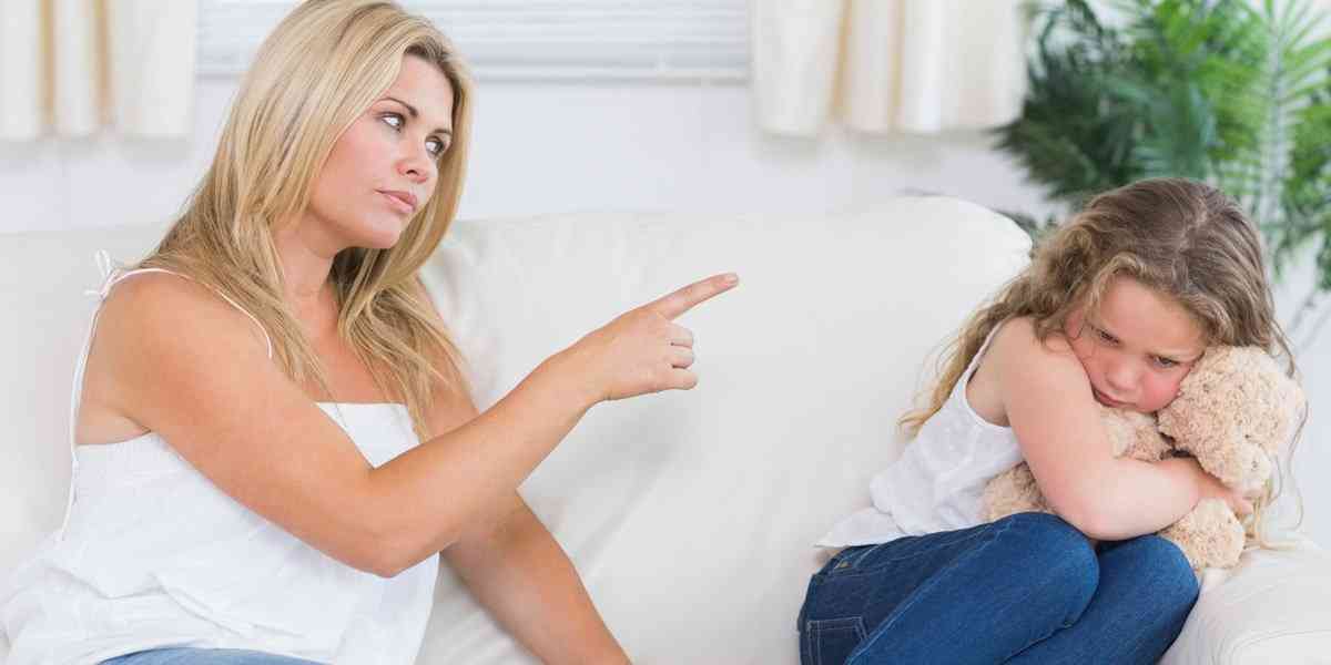 Γονείς, Παιδιά, Τύποι γονέων, Απολυταρχικός γονέας, Αυστηρός γονέας